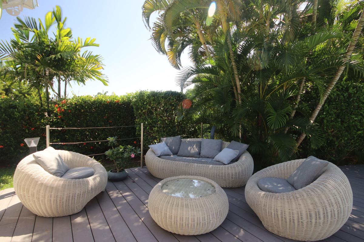 9 Location villa piscine le diamant Martinique_le salon extérieur